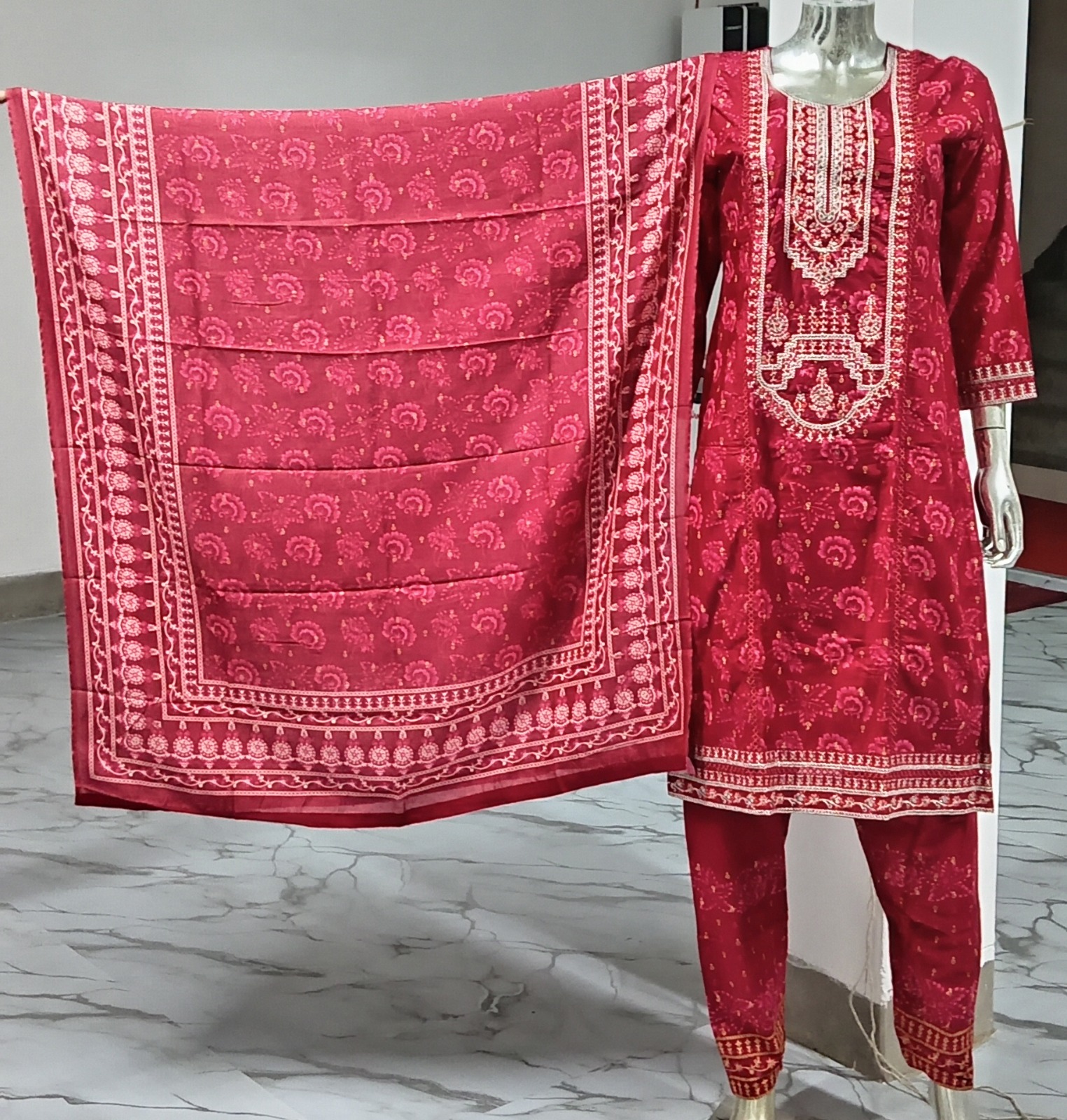 TH-266090.C3-2800-A রেডি কটন থ্রি-পিস – ডিজিটাল প্রিন্টেড কটন কামিজে এমব্রয়ডারি কাজ করা । ওড়না ও সালোয়ার ডিজিটাল প্রিন্টেড । - Image 2