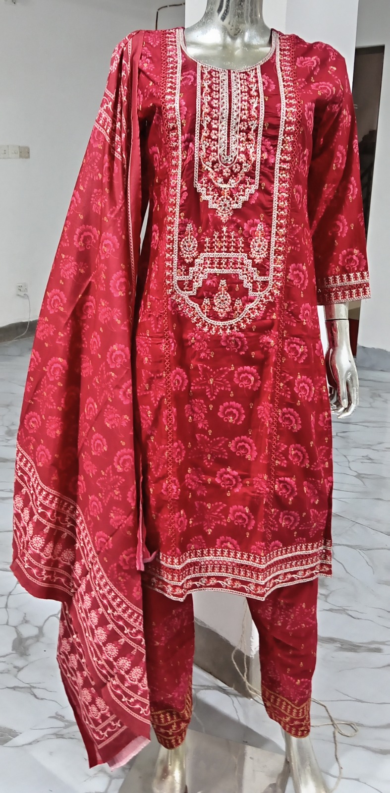 TH-266090.C3-2800-B রেডি কটন থ্রি-পিস – ডিজিটাল প্রিন্টেড কটন কামিজে এমব্রয়ডারি কাজ করা । ওড়না ও সালোয়ার ডিজিটাল প্রিন্টেড । - Image 3