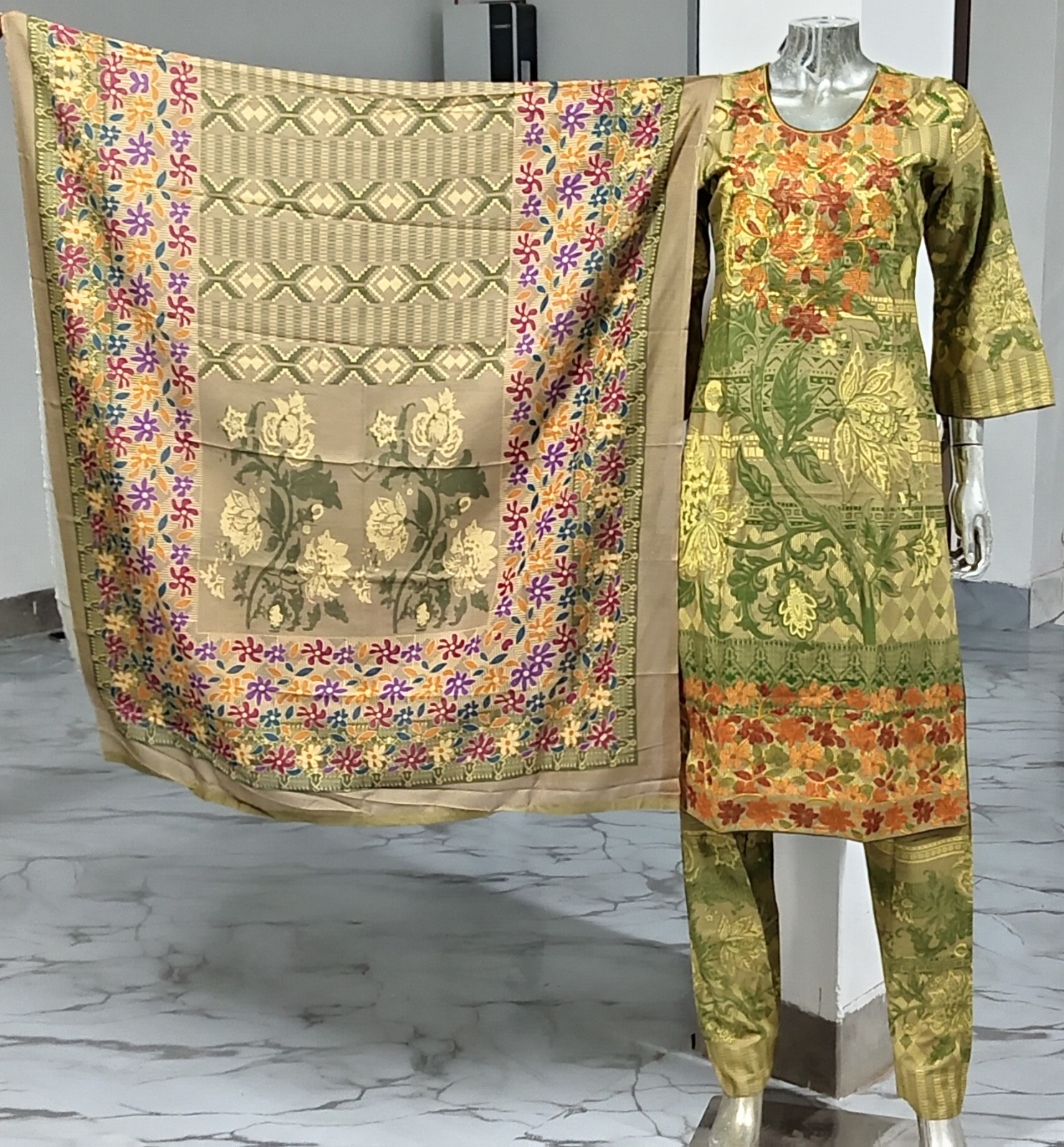 TH-266096.C3-A রেডি কটন থ্রি-পিস – ডিজিটাল প্রিন্টেড কটন কামিজে এমব্রয়ডারি কাজ করা । ওড়না ও সালোয়ার ডিজিটাল প্রিন্টেড । - Image 2
