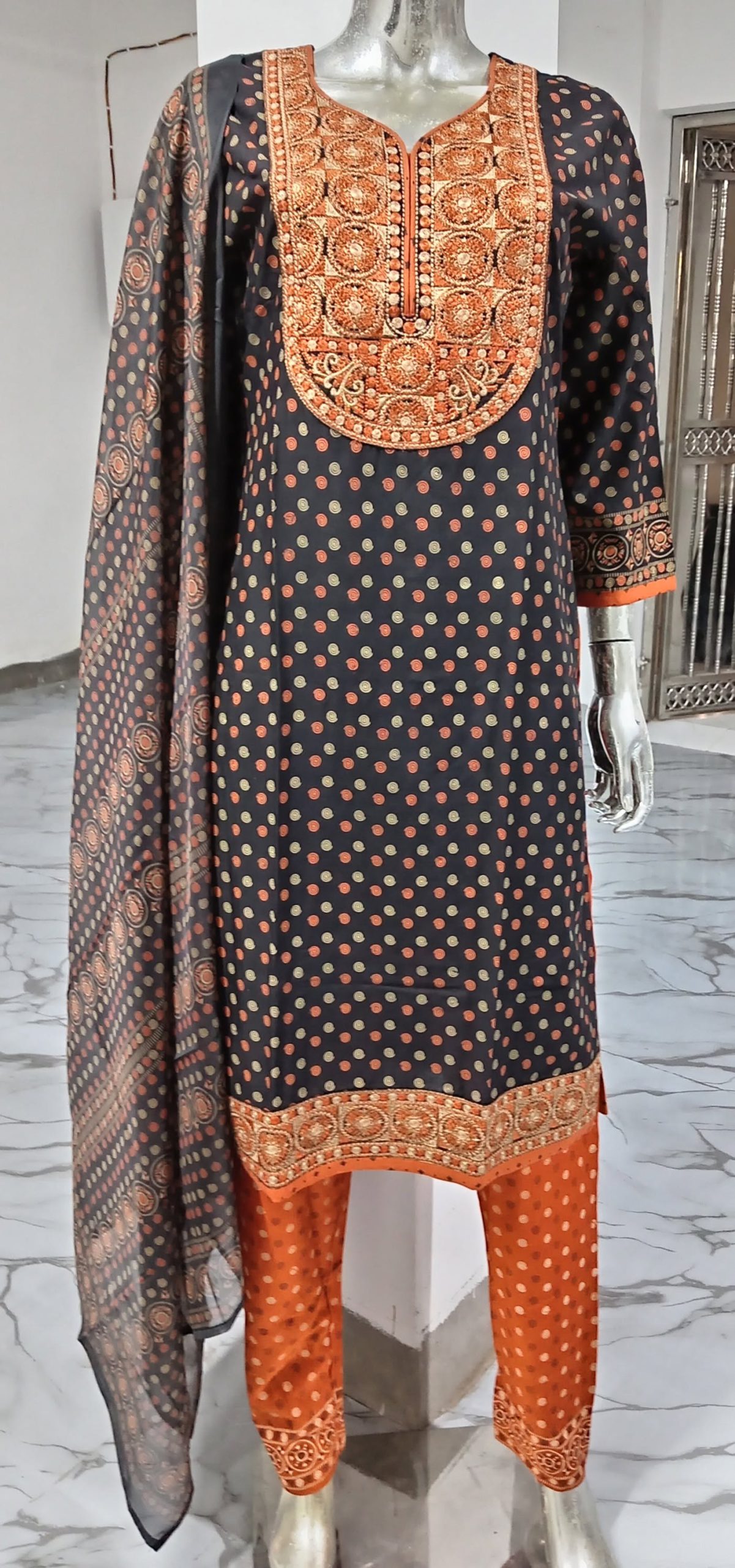ahna-266131-CSC-1850-C রেডি পিউর কটন থ্রি-পিস – কামিজ এমব্রয়ডারি ও স্ক্রিন প্রিন্টের কাজ করা । ওড়না ডিজিটাল প্রিন্টেড ও সালোয়ার স্ক্রিন প্রিন্টেড । - Image 3