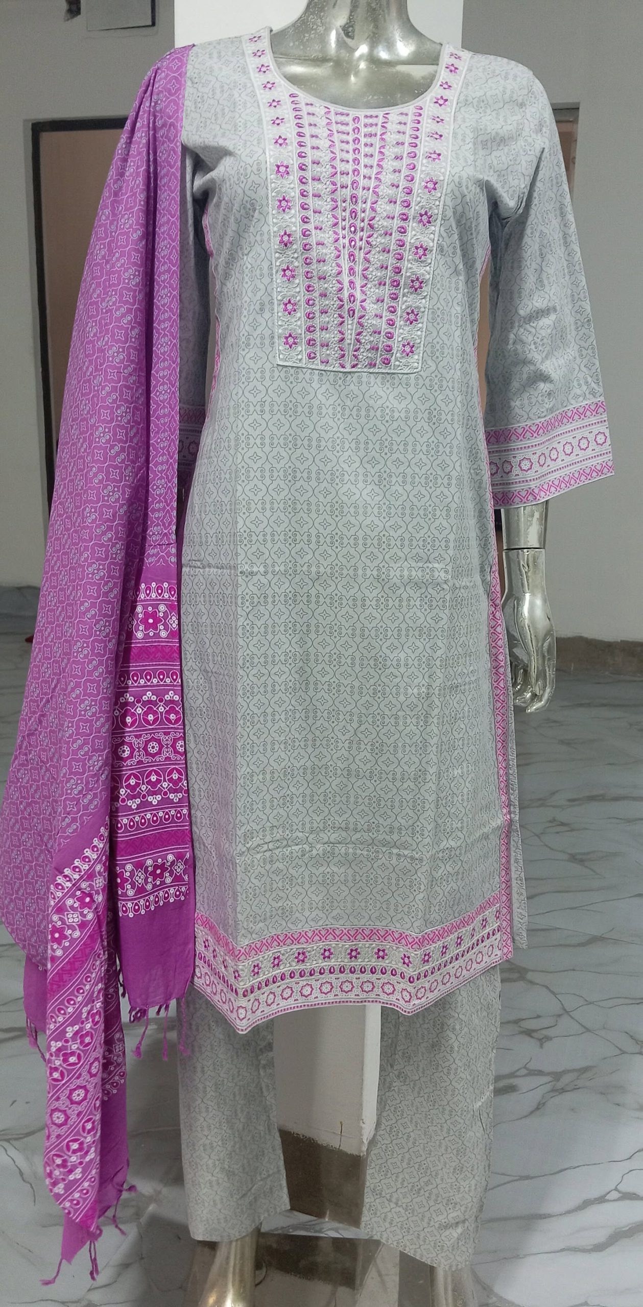 foring-pure-cotton-dress-3 রেডি পিউর কটন থ্রি-পিস-কামিজ এমব্রয়ডারি ও স্ক্রিন প্রিন্টের কাজ করা । ওড়না ও প্যান্ট স্ক্রিন প্রিন্টেড । - Image 3