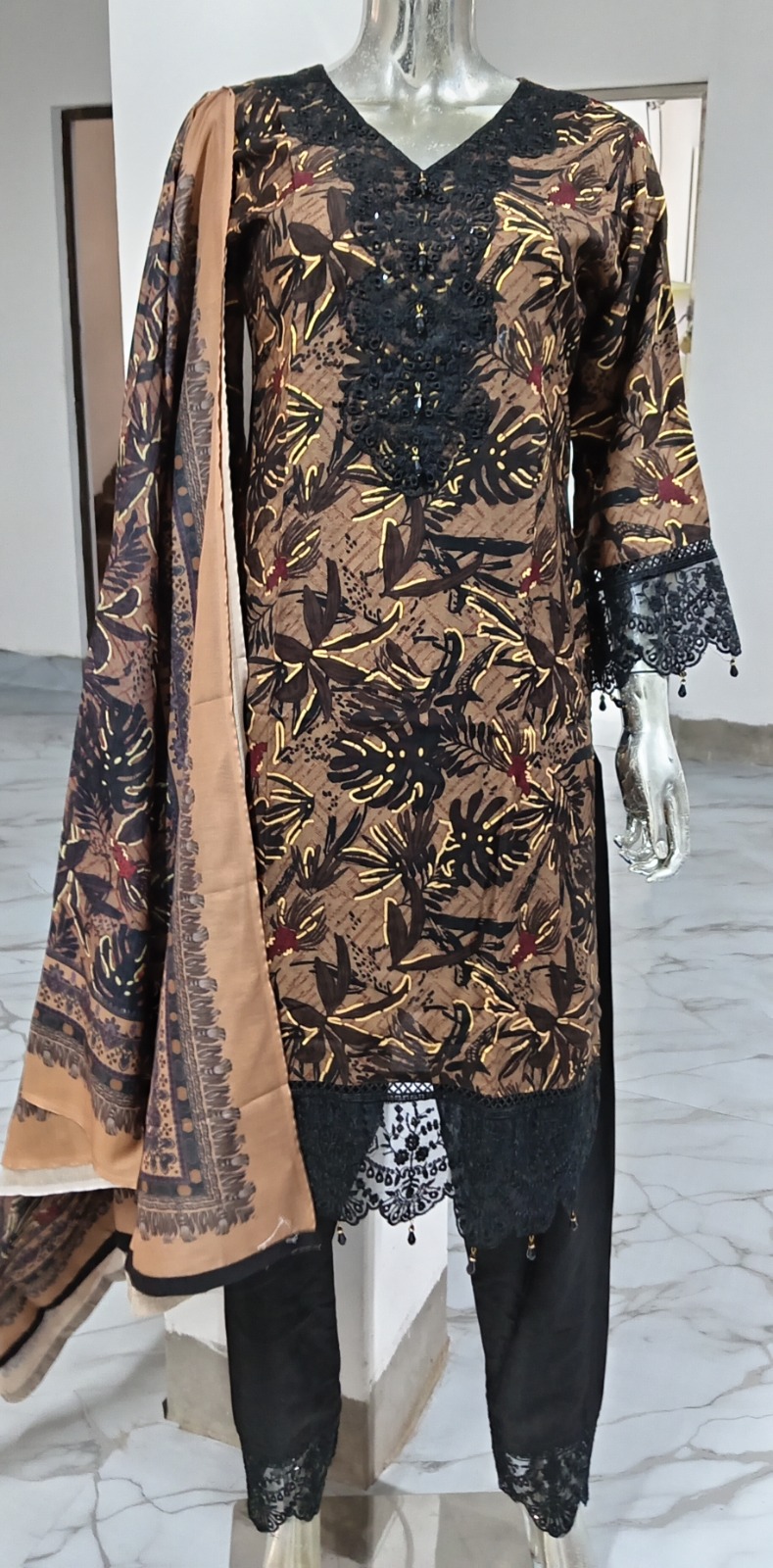 th-266098 (1) রেডি কটন থ্রি-পিস – ডিজিটাল প্রিন্টেড কটন কামিজে এমব্রয়ডারি কাজ করা । ওড়না ডিজিটাল প্রিন্টেড । - Image 2