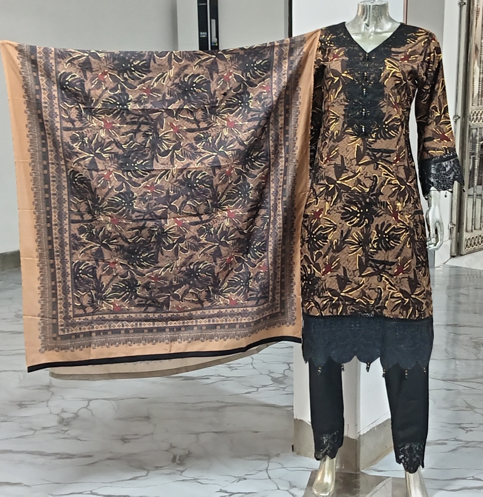 th-266098 (3) রেডি কটন থ্রি-পিস – ডিজিটাল প্রিন্টেড কটন কামিজে এমব্রয়ডারি কাজ করা । ওড়না ডিজিটাল প্রিন্টেড । - Image 3